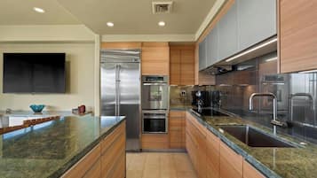 Kylskåp, mikrovågsugn, ugn och spishäll