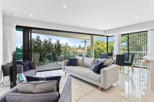 Spacious and Superb 3-bed Apartment