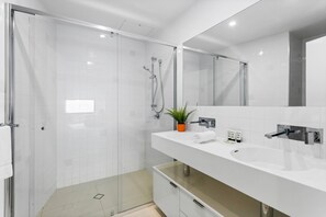 Apartment | Bathroom | Towels, soap - Spacious and Superb 3-bed Apartment (Brisbane)