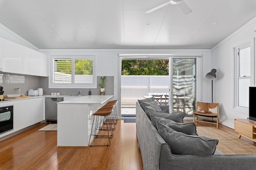 Relaxing 2-bed Home Close to Beaches and Parks