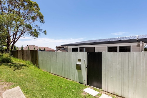 Relaxing 2-bed Home Close to Beaches and Parks