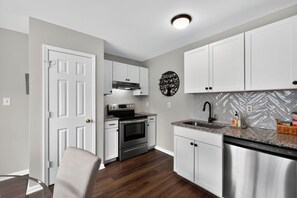 Mikrowelle, Ofen, Herdplatte, Geschirrspüler