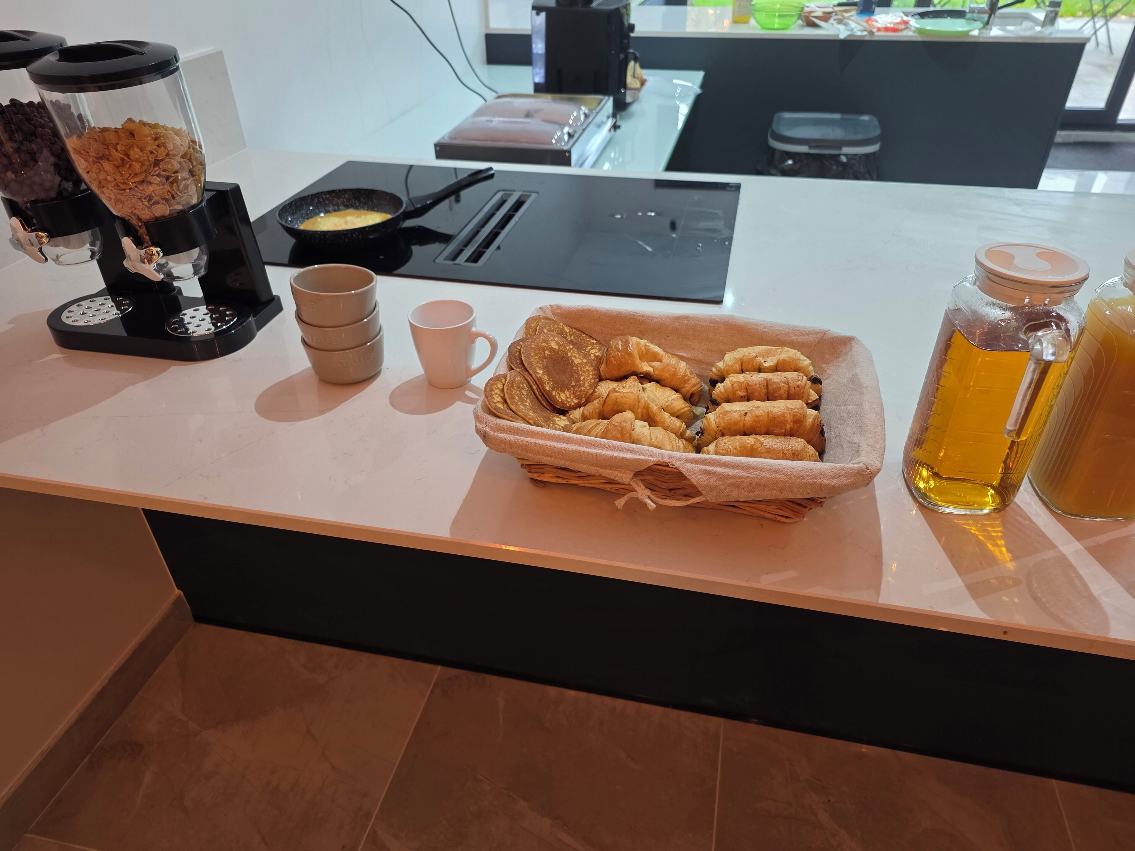 Daily continental breakfast (EUR 15 per person)