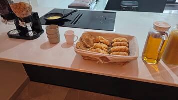 Kontinental morgenmad hver dag (15 EUR pr. person)