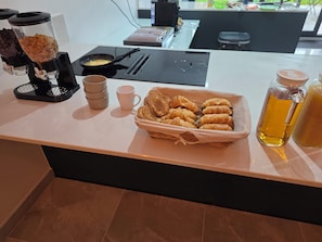 Petit déjeuner continental (15 EUR par personne)