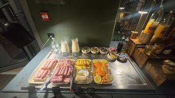 Daily continental breakfast (EUR 15 per person)