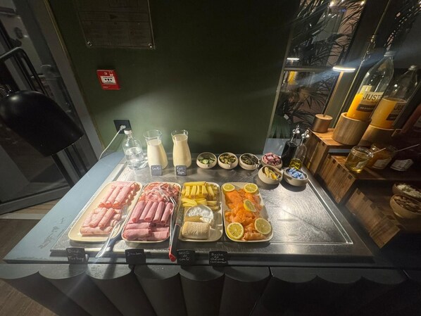 Daily continental breakfast (EUR 15 per person) - Le.46 appart hotel (Villiers-sur-Marne)