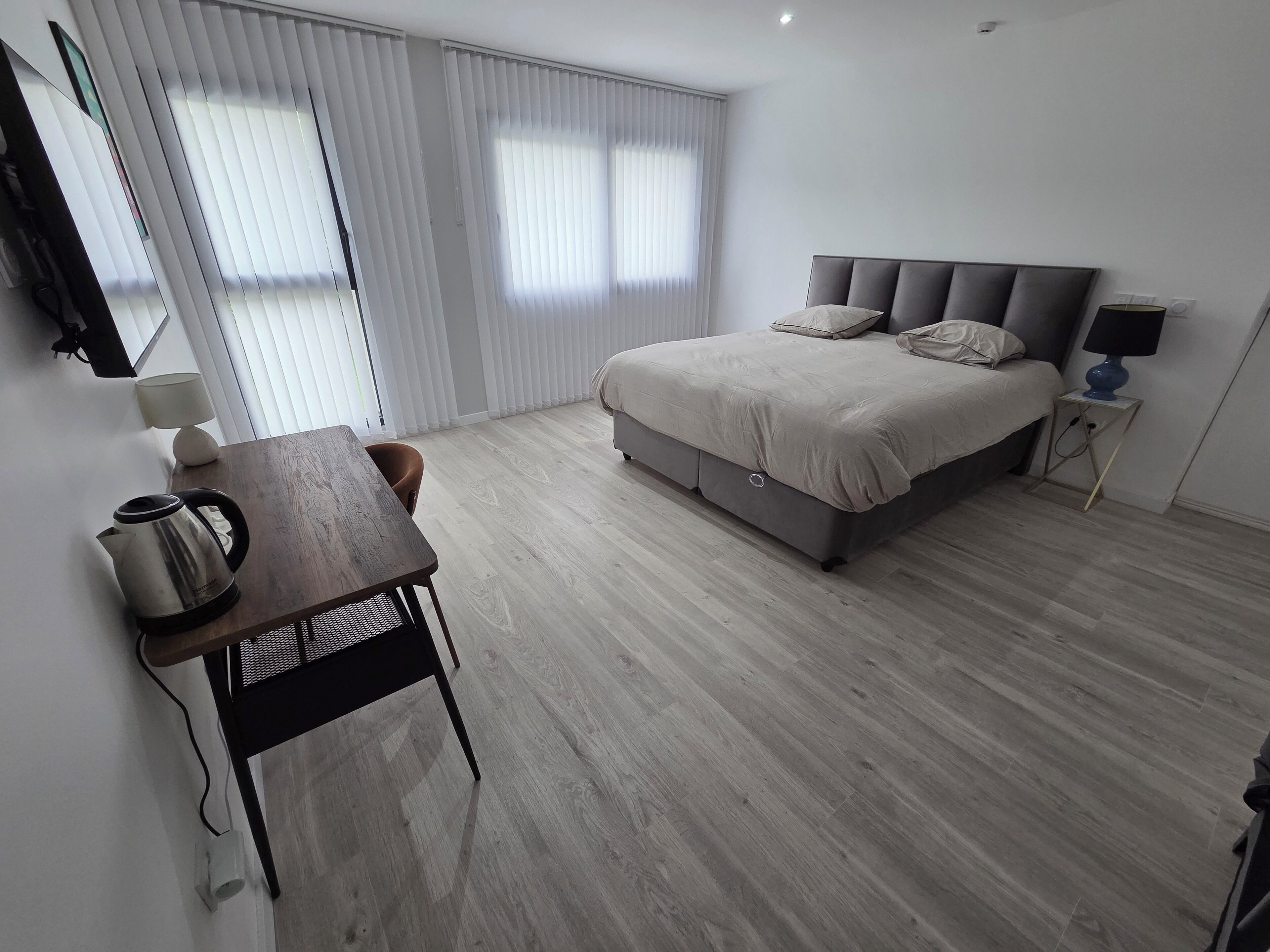 Comfort-Zimmer | Laptopgeeigneter Arbeitsplatz, kostenloses WLAN