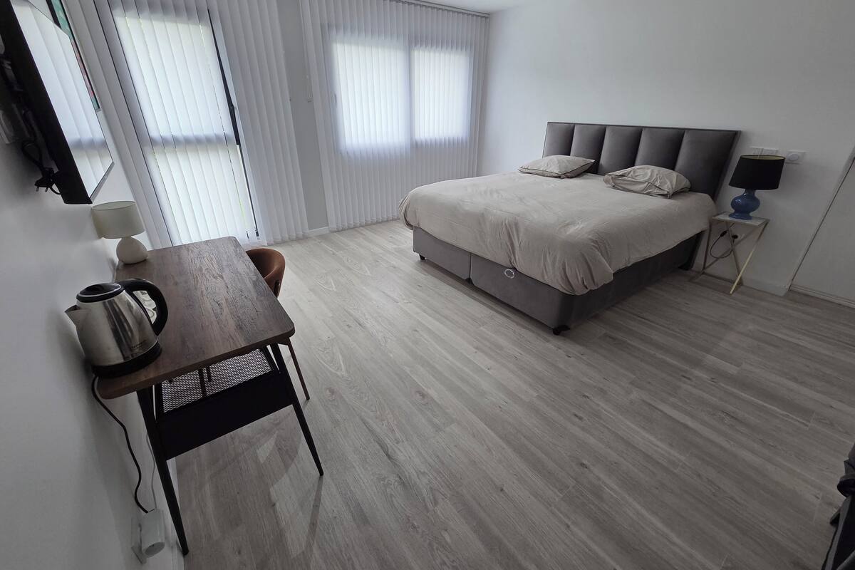 Comfort Room | Laptop workspace, free WiFi