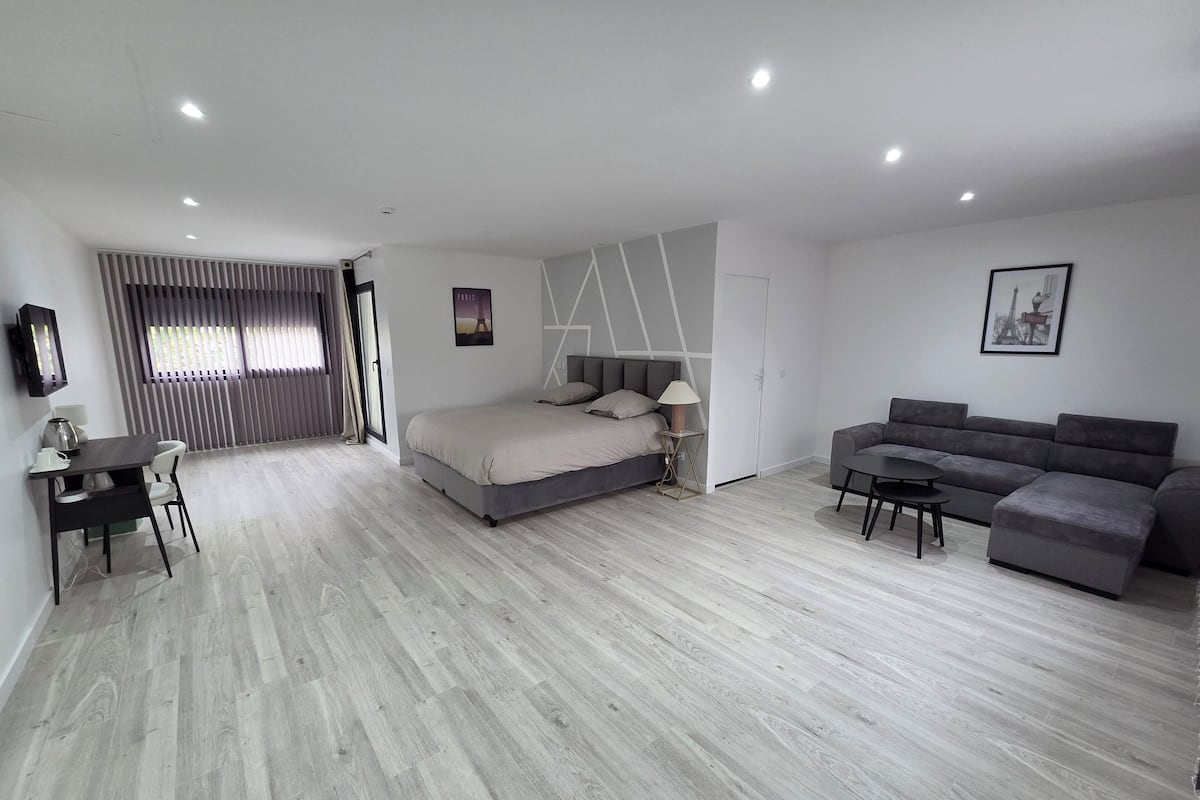 Deluxe Room, Garden View | Laptop workspace, free WiFi