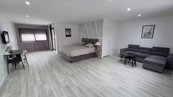 Deluxe Room, Garden View | Laptop workspace, free WiFi