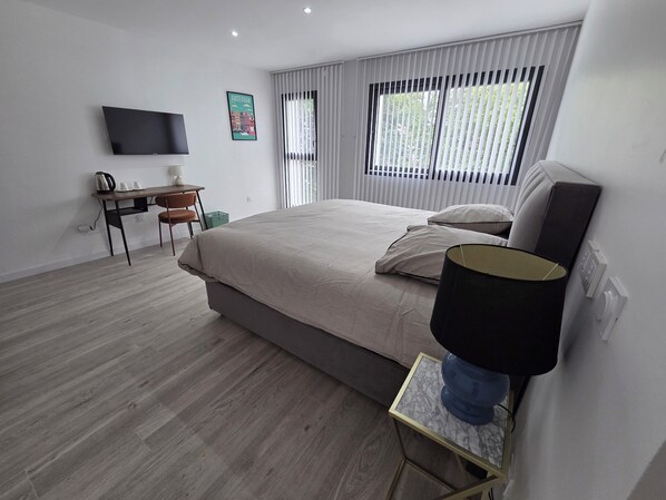 Habitación Confort | Espacio para trabajar con laptop y wifi gratis 