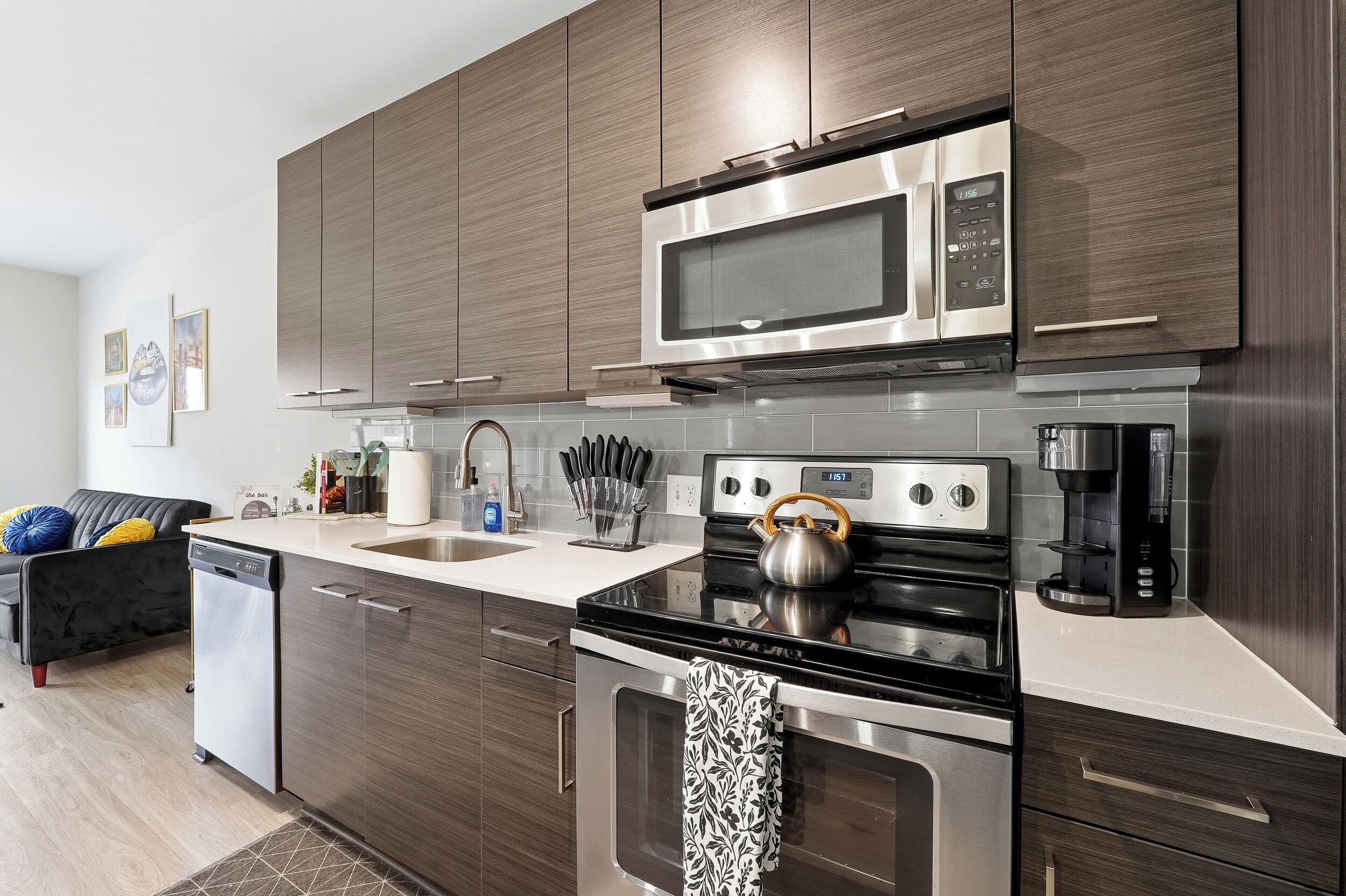 Réfrigérateur, micro-ondes, four, plaque de cuisson