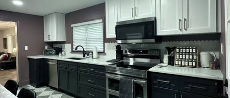 ثلاجة، ميكروويف، فرن، موقد طهي مسطح