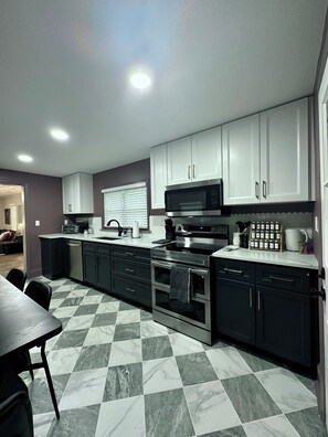 Réfrigérateur, micro-ondes, four, plaque de cuisson