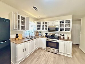 Microwave, oven, stovetop, dishwasher - Cozy Family-Friendly Austin Home, 5 min away airport-3 bedroom. (Austin)