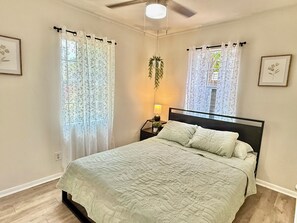 3 bedrooms, iron/ironing board, WiFi, bed sheets - Cozy Family-Friendly Austin Home, 5 min away airport-3 bedroom. (Austin)