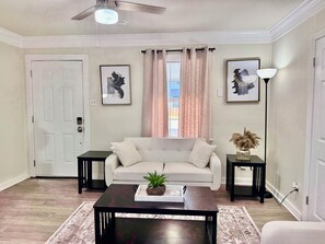 TV - Cozy Family-Friendly Austin Home, 5 min away airport-3 bedroom. (Austin)