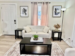 TV - Cozy Family-Friendly Austin Home, 5 min away airport-3 bedroom. (Austin)