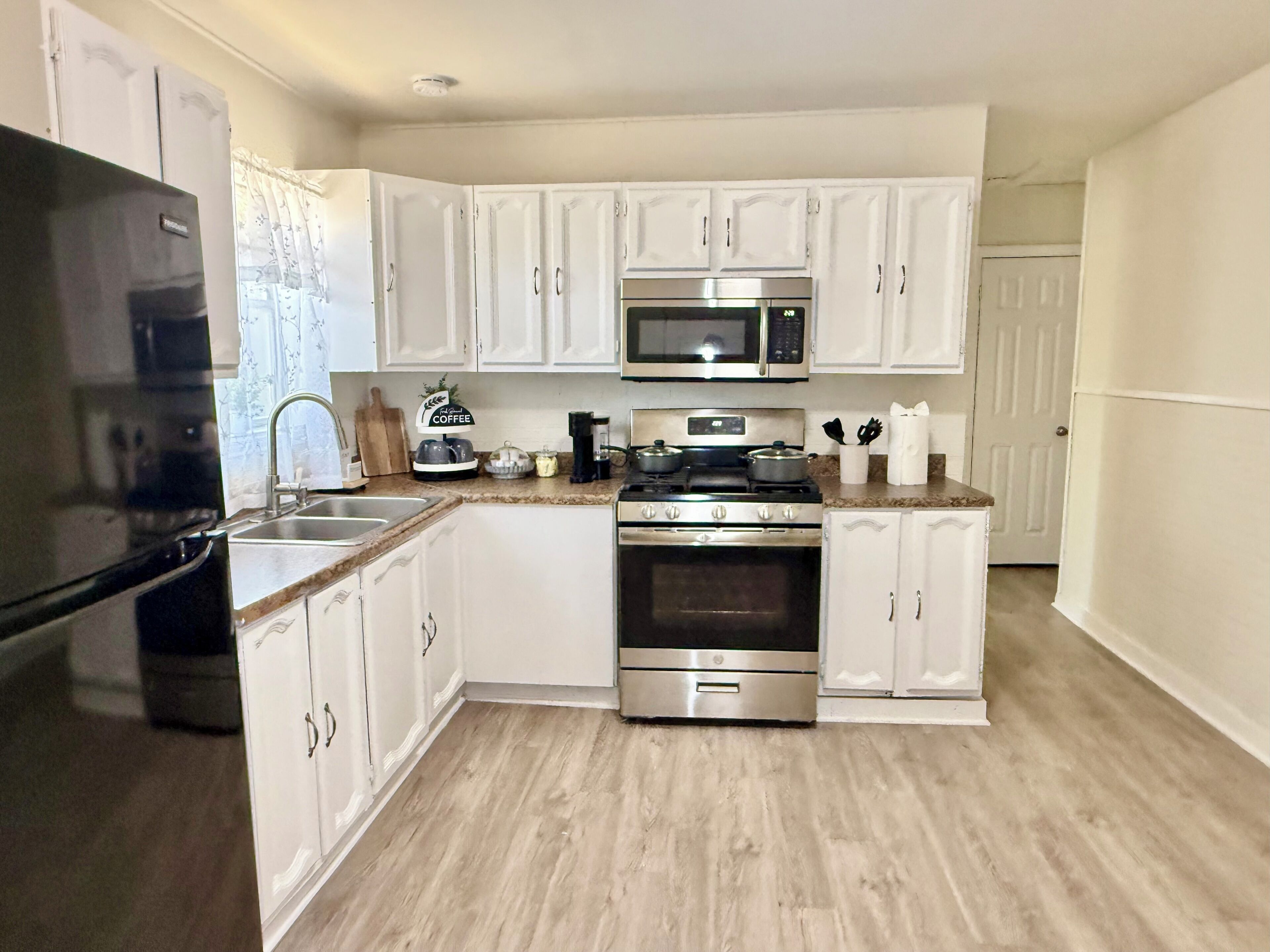 Mikrobølgeovn, ovn, kokeplater og oppvaskmaskin