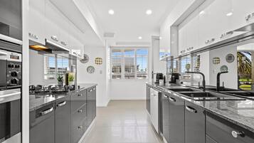 Apartment | Private kitchen | Cookware/dishes/utensils