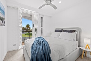 Apartment | 3 bedrooms, iron/ironing board, bed sheets - Scenic Beachside 3-bedroom With Water Views (Melbourne)