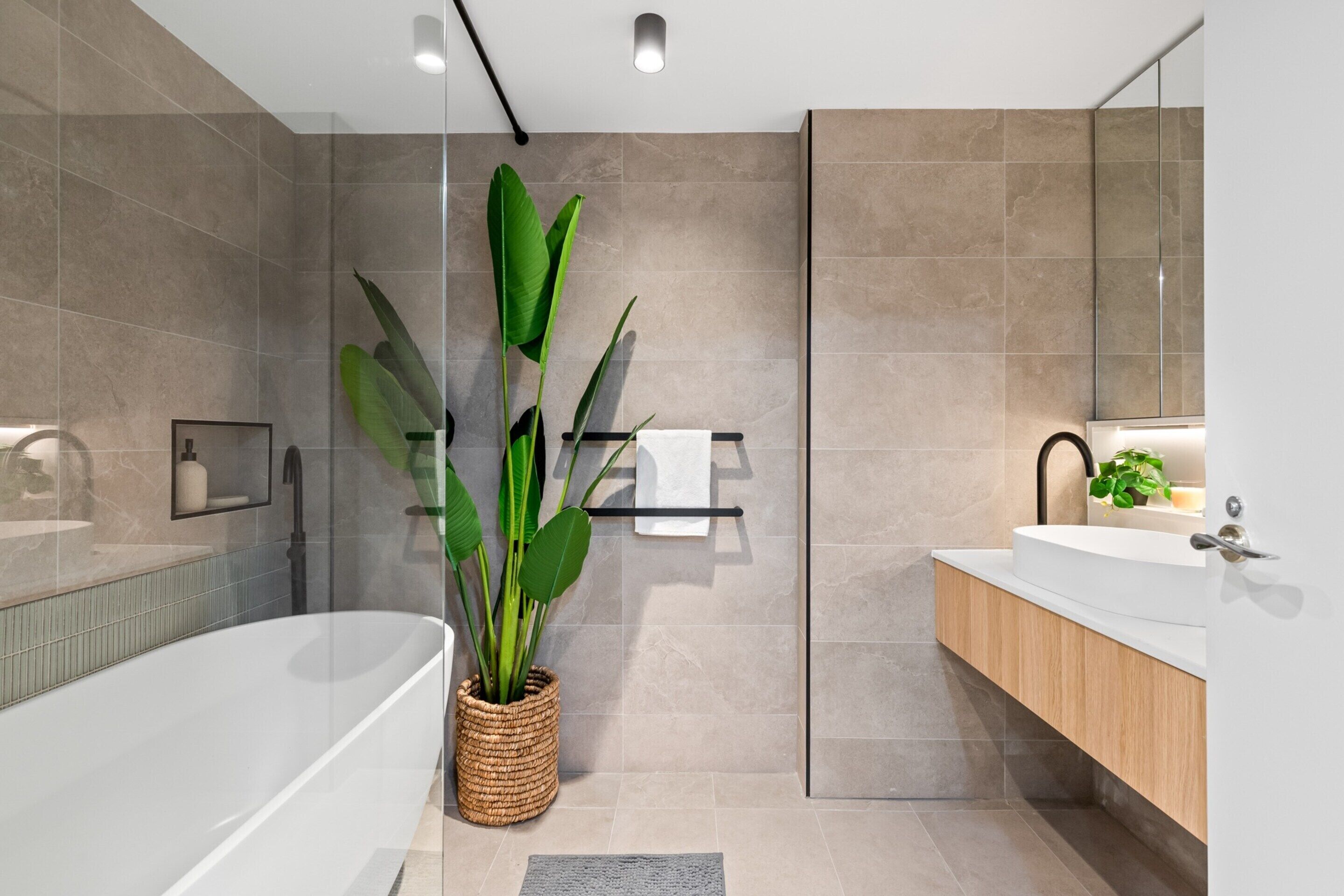 Apartment | Bathroom | Bathtub, hair dryer, towels, soap