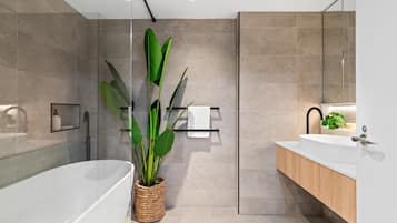 Apartment | Bathroom | Bathtub, hair dryer, towels, soap