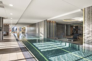 شقة | حمام سباحة | من حمّامات السباحة المغطاة، حمّام سباحة خارجي