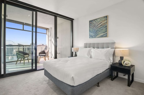 Stunning 2-bed Apartment With Water Views