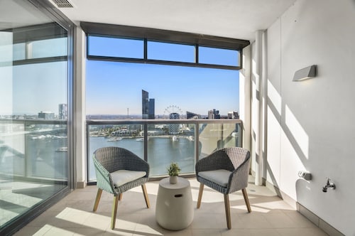 Stunning 2-bed Apartment With Water Views