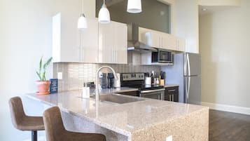 Refrigerador, microondas, horno y parrilla de estufa