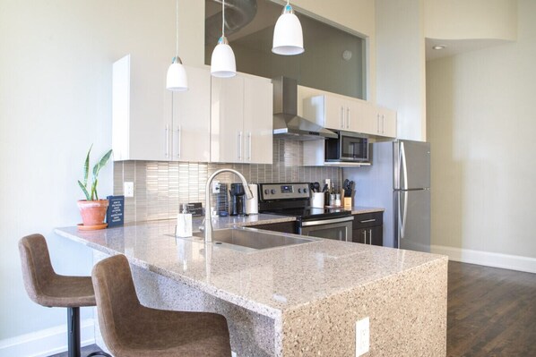 Refrigerador, microondas, horno y parrilla de estufa 