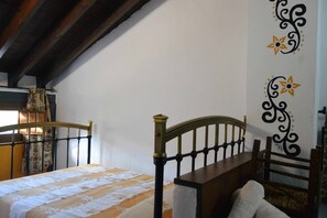 منزل - ٤ غرف نوم - للمدخنين - بمسبح خاص | 4 عدّة غرف نوم