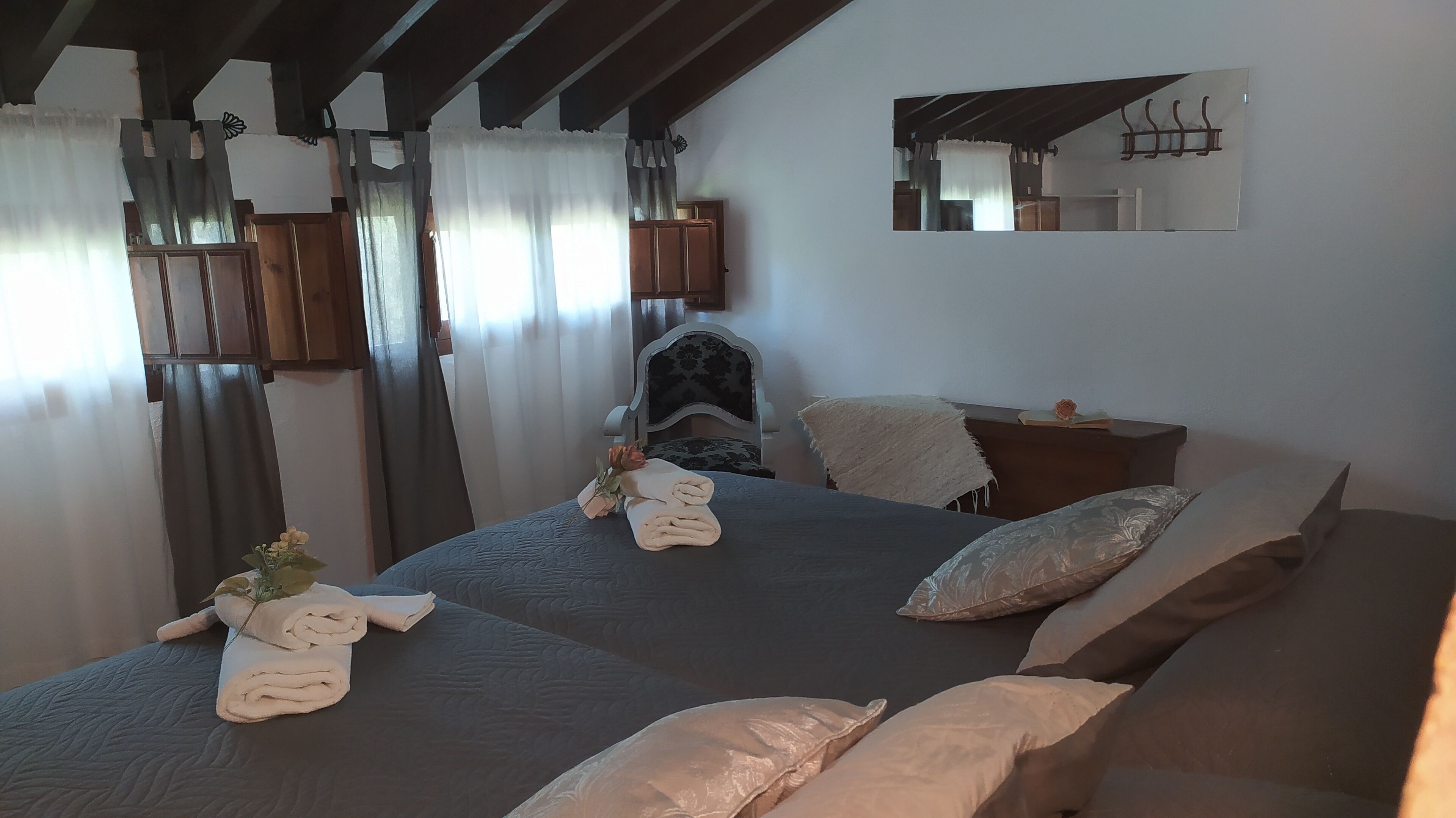 House, 4 Bedrooms, Smoking, Private Pool | Living room | Books