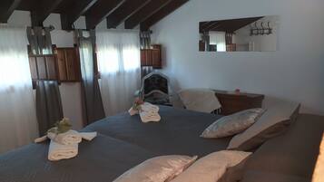 House, 4 Bedrooms, Smoking, Private Pool | Living room | Books