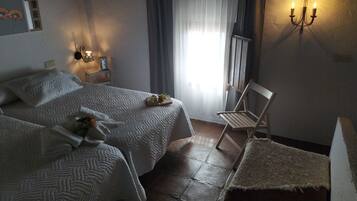 House, 4 Bedrooms, Smoking, Private Pool | Living room | Books