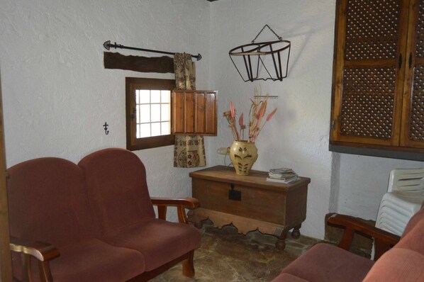 منزل - ٤ غرف نوم - للمدخنين - بمسبح خاص | منطقة المعيشة | كُتُب