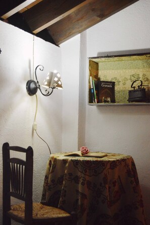 منزل - ٤ غرف نوم - للمدخنين - بمسبح خاص | منطقة المعيشة | كُتُب