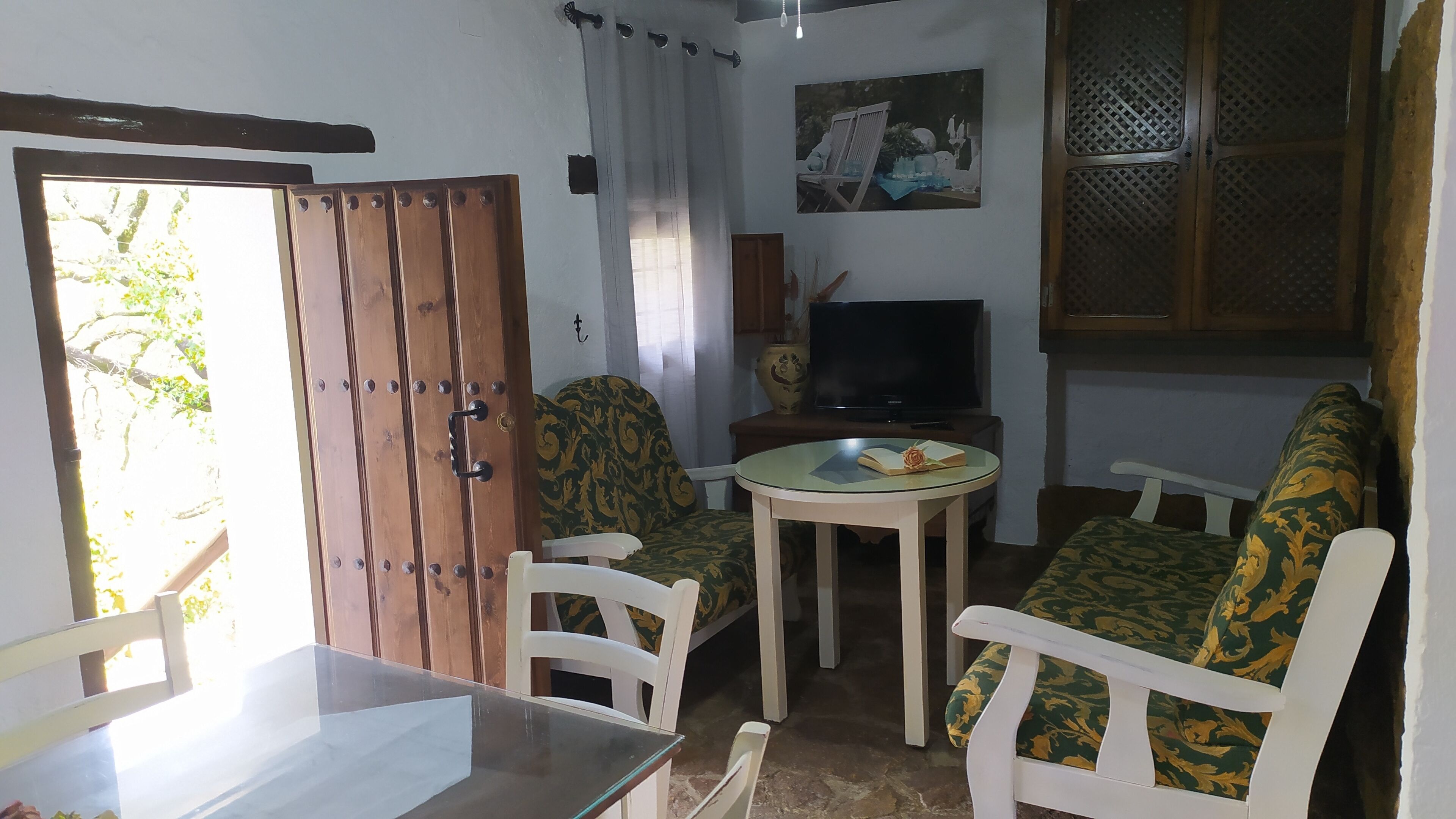 Casa, 4 dormitoris, fumadors, piscina privada | Sala d'estar | Llibres 