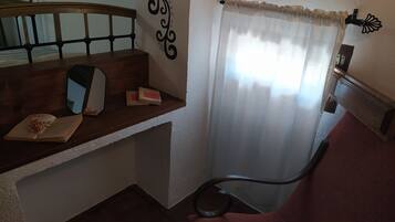 House, 4 Bedrooms, Smoking, Private Pool | Living room | Books