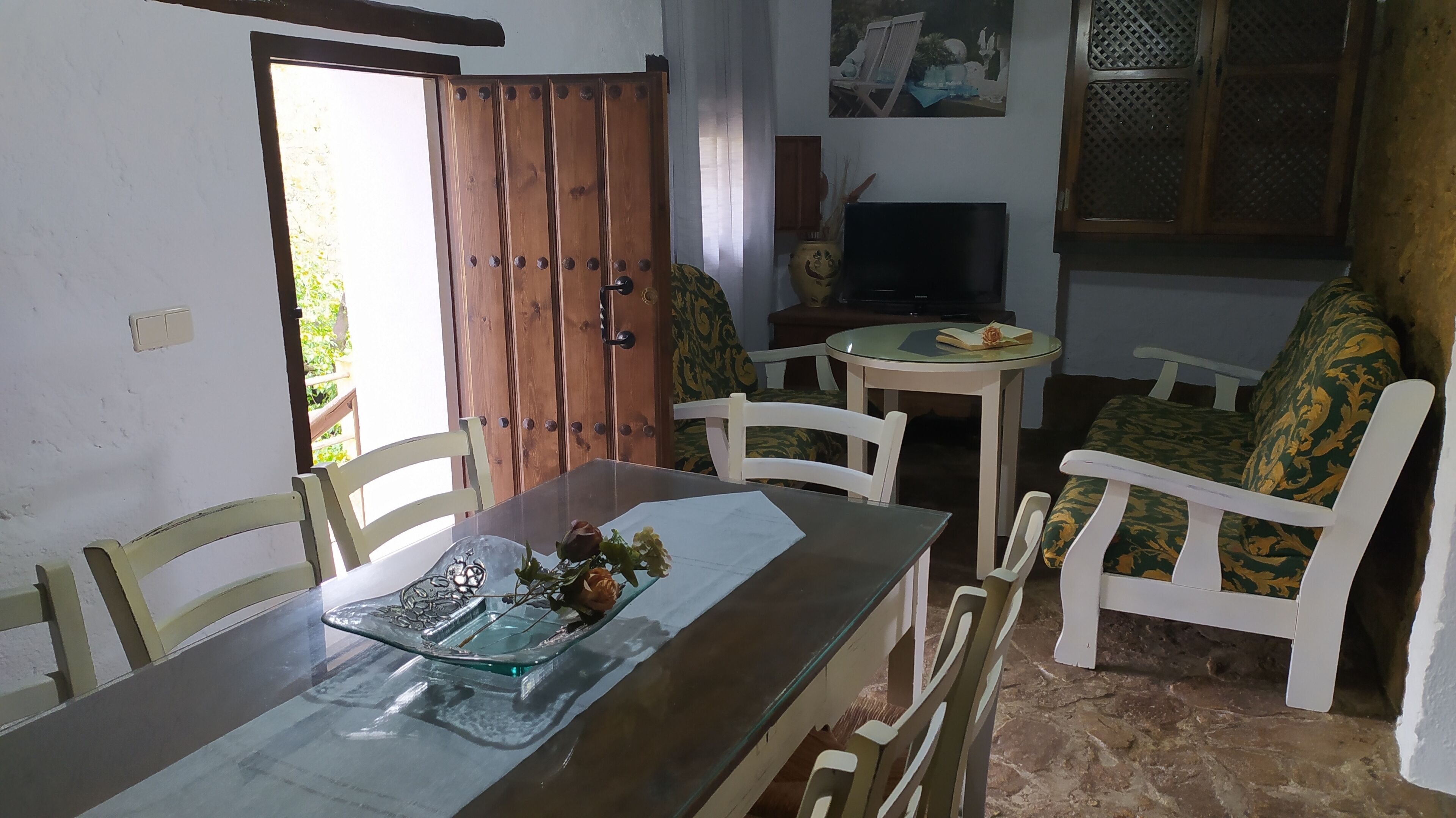 Casa, 4 dormitoris, fumadors, piscina privada | Sala d'estar | Llibres 