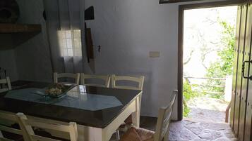 House, 4 Bedrooms, Smoking, Private Pool | Dining room