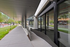 Apartment | Exterior detail - Stylish 2-bed in Braddon With Alfresco Dining (Canberra)