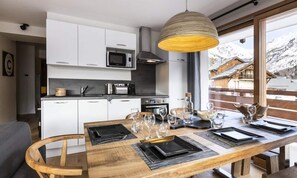 Kjøleskap, mikrobølgeovn, oppvaskmaskin og kaffetrakter/tekoker