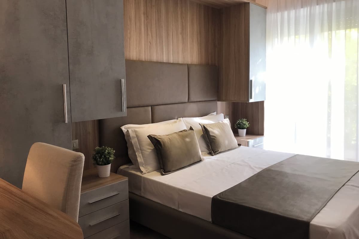 Habitació doble o amb dos llits individuals superior, balcó | Caixa forta a l'habitació i wifi gratuïta