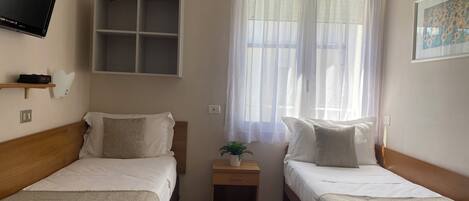 Firemannsrom – deluxe, balkong | Safe på rommet og wi-fi (inkludert)