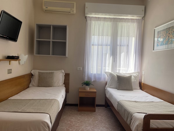Deluxe Quadruple Room, Balcony | In-room safe, free WiFi - Hotel Golf (Riccione)