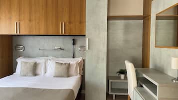 Deluxe-Vierbettzimmer, Balkon | Zimmersafe, kostenloses WLAN