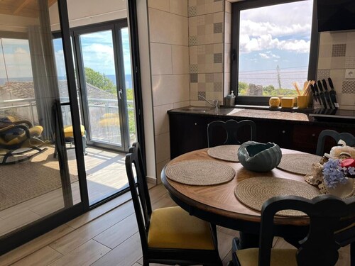 Apartment 'Cantinho Da Maresia' with Sea View, Wi-Fi and Air Conditioning